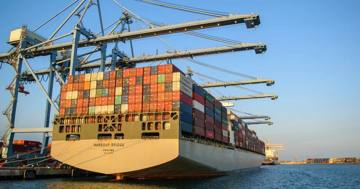 Navio cargueiro em porto industrial, EUA pressionam Brasil por tarifas, acendendo alerta de guerra comercial