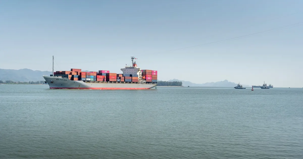Navio de carga em alto mar, símbolo de comércio exterior dos EUA em tarifas e reciprocidade econômica.