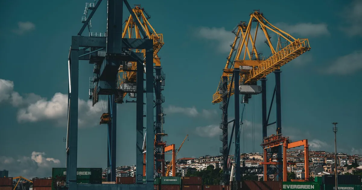 Guindastes no porto de Istambul: BNDES libera crédito para exportações afetadas por tarifas EUA.