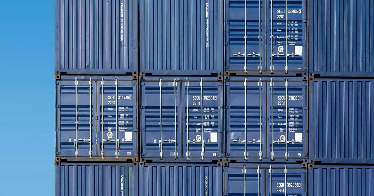 Contêineres de exportação brasileira no porto, sentindo o golpe das tarifas EUA.