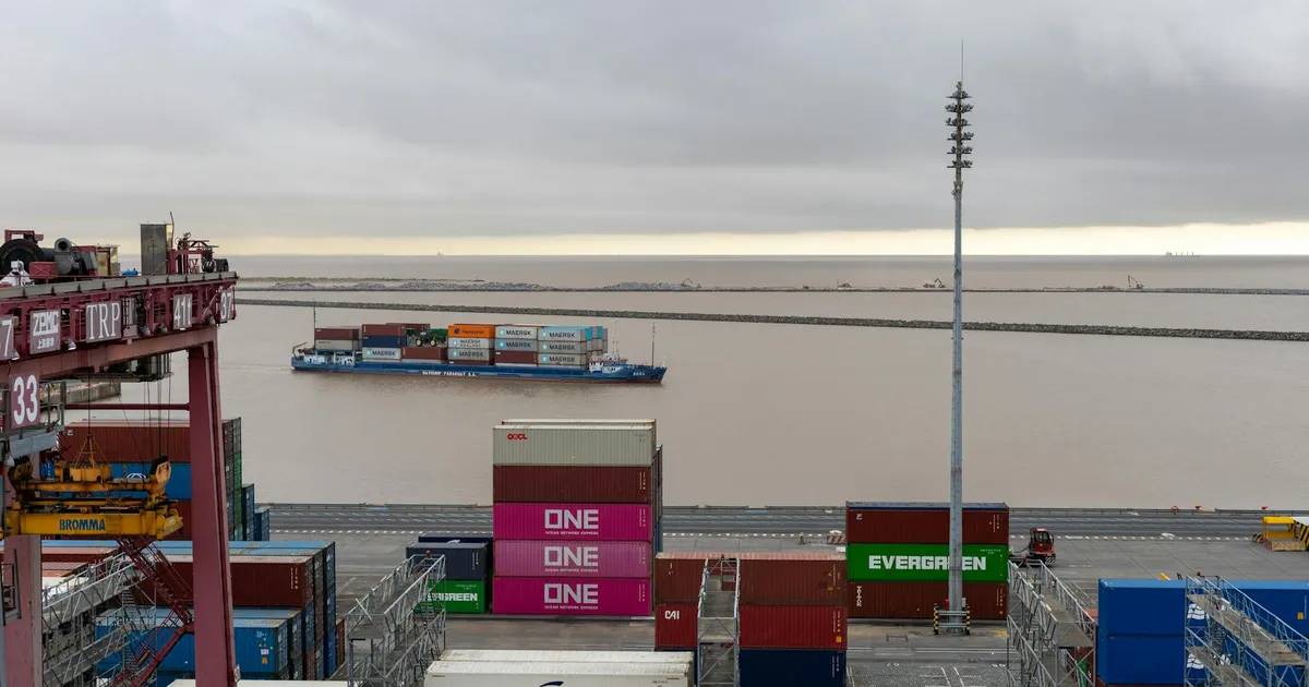 Impacto da redução de tarifas de importação: navio cargueiro em porto movimentado. Câmbio e indústria nacional.