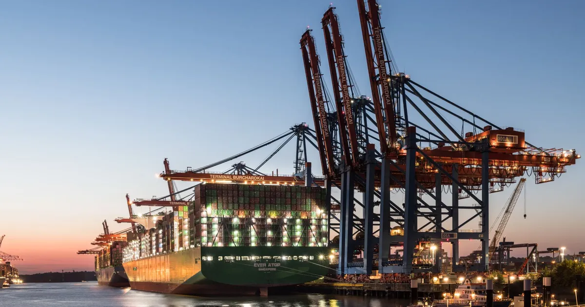 Navio cargueiro em Hamburgo, simbolizando comércio global em meio a tarifas e política comercial dos EUA.