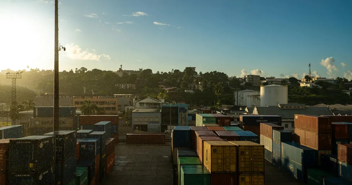 Contêineres no porto de Fiji ao amanhecer, simbolizando fluxos da economia no acordo Mercosul-UE e taxa das blusinhas.