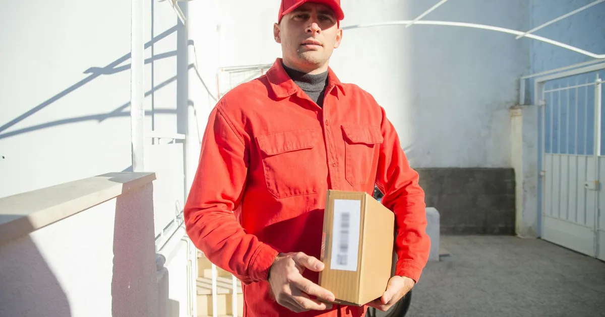 Entregador dos Correios em Portugal com pacote. Impacto do imposto de importação no e-commerce, tema em debate entre Lula ...