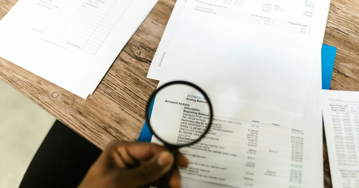 Lupa em documentos: fiscalização de ONGs e fundações em SP sob Tarcísio, após MP e investigação de financiamento.