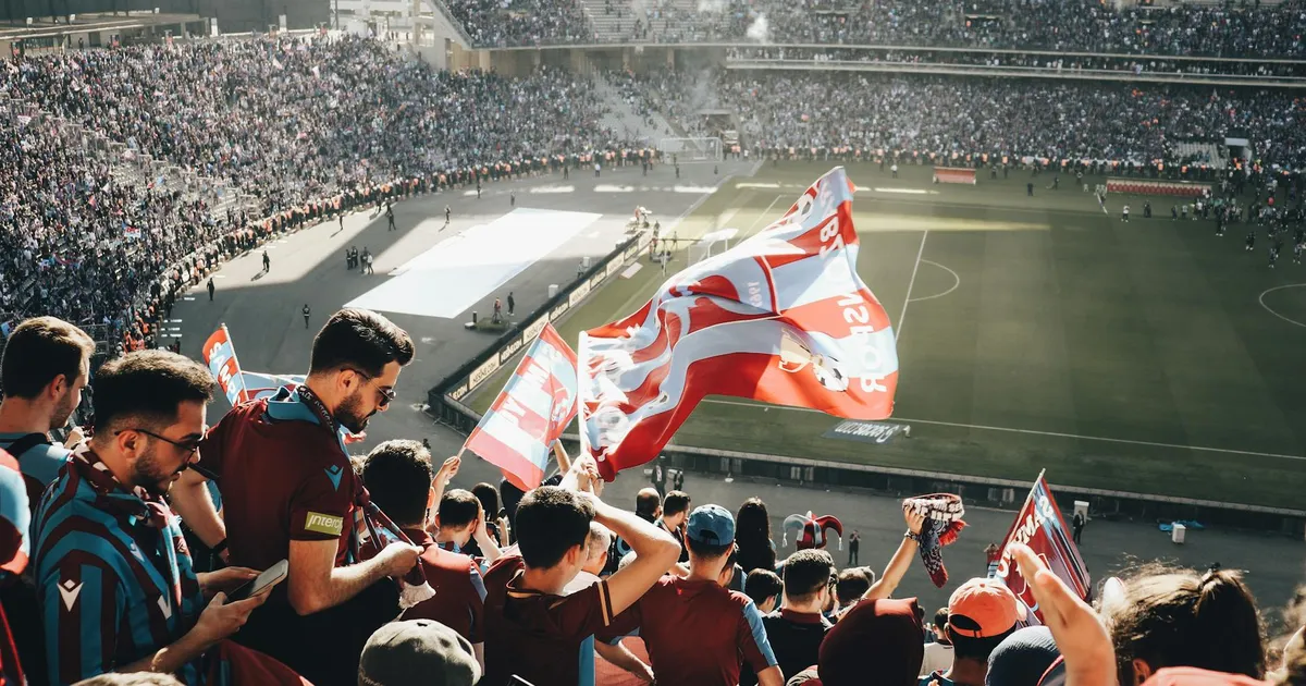 Torcida vibrante no estádio: apostas online turbinando o esporte, foco do TCU.