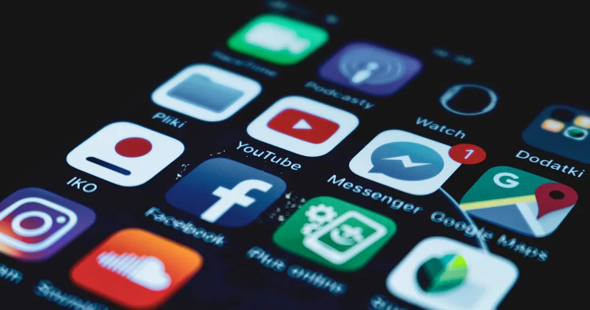 Smartphone exibe ícones de redes sociais como Instagram e WhatsApp, refletindo novidades em tecnologia e economia.