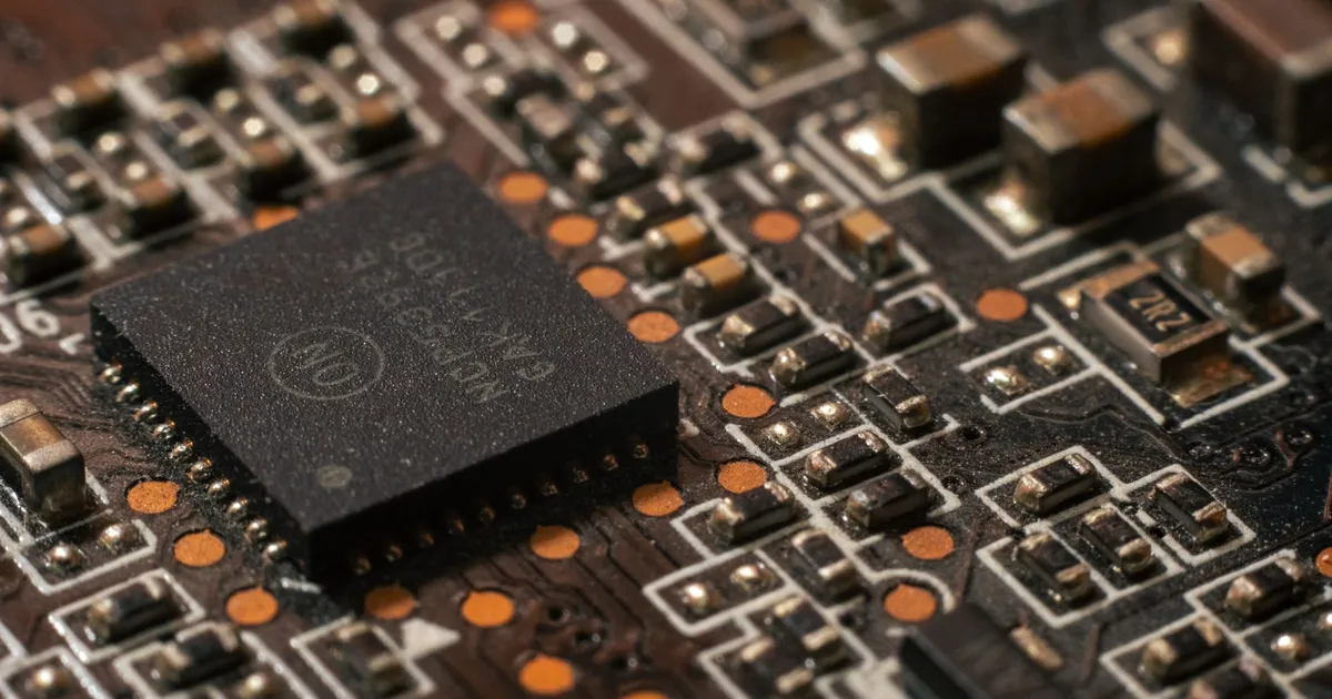 Placa de circuito Micron com componentes eletrônicos, impulsionando tecnologia e IA na Ásia.