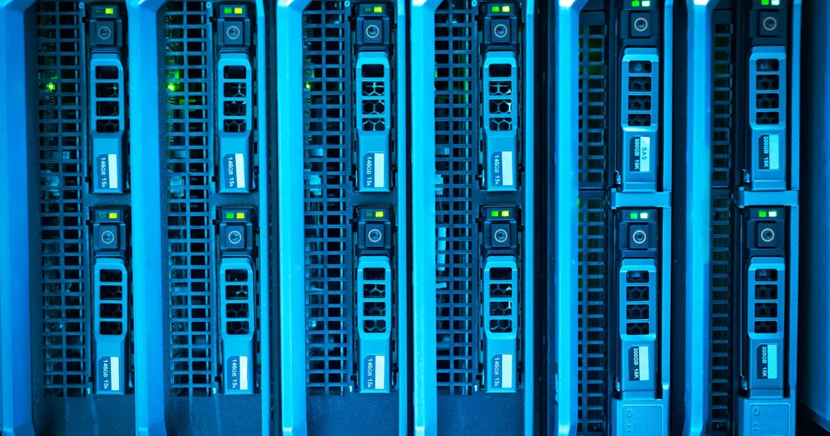 Racks de servidores iluminados: IA e cibersegurança impulsionam tecnologia no Nordeste.