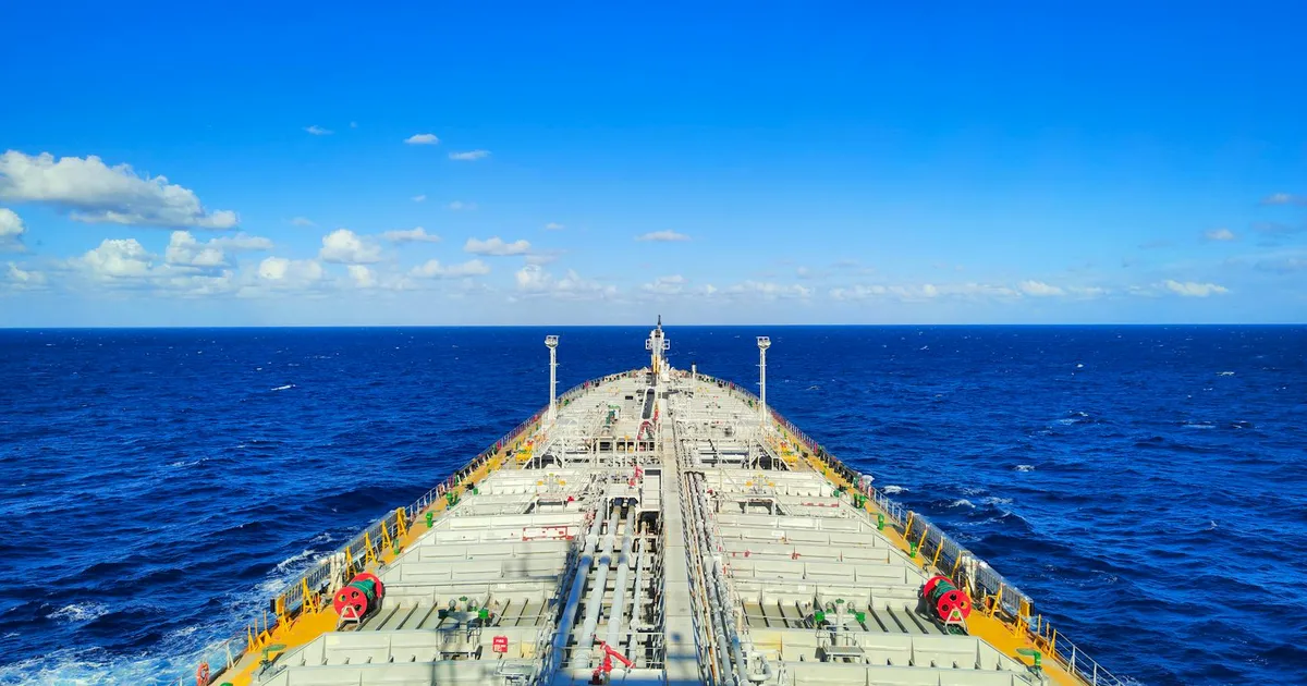 Petroleiro em meio ao oceano. Tensão EUA-Irã impacta preço do petróleo e B3. Risco no mercado financeiro.