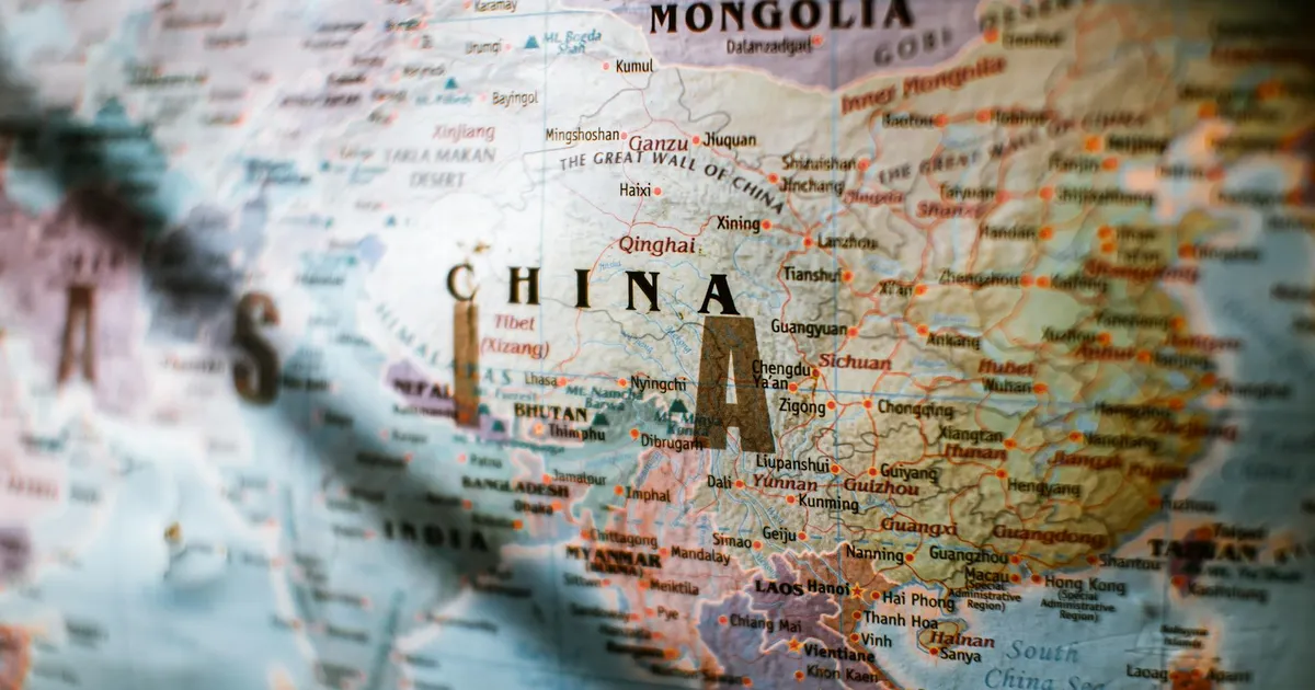 Mapa político da Ásia ilustra tensão China-EUA no Oriente Médio. Irã e Taiwan em destaque na geopolítica global.