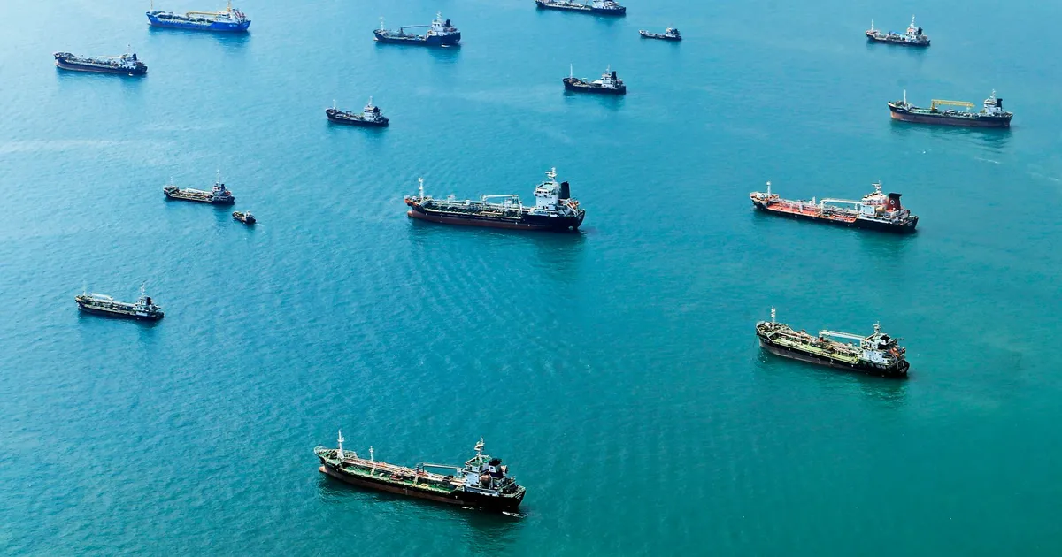 Navios cargueiros ancorados no mar, simbolizando tensões no Oriente Médio afetando o mercado global e ações.