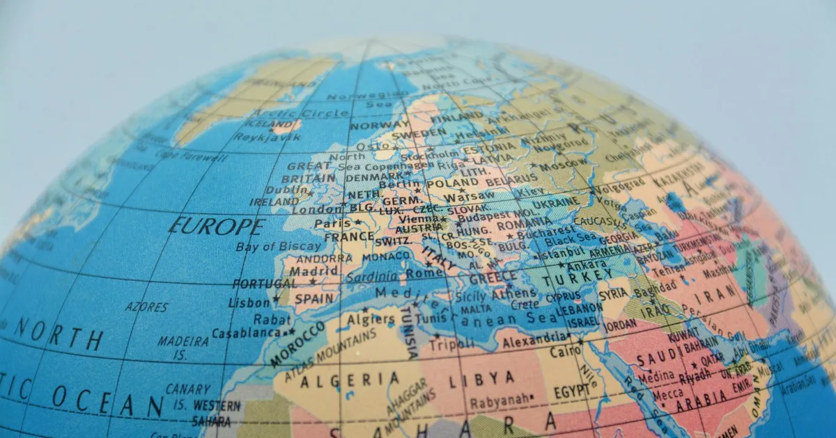 Globo terrestre destacando Europa e Oriente Médio, representando tensões geopolíticas e seu impacto na economia global e n...