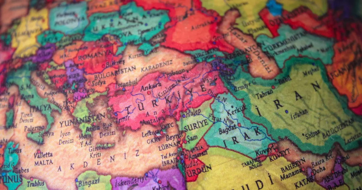 Mapa geopolítico do Oriente Médio e Europa, regiões cruciais para o petróleo e mercados globais.