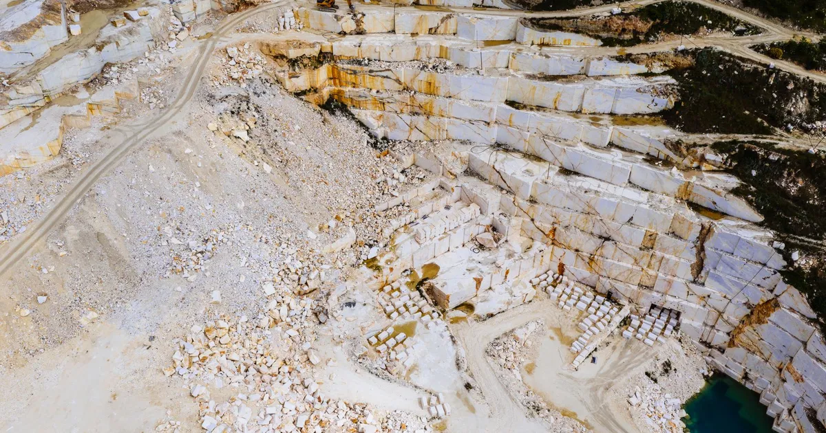 Mineração de terras raras no Brasil: potencial para 10% da produção global de minerais críticos.