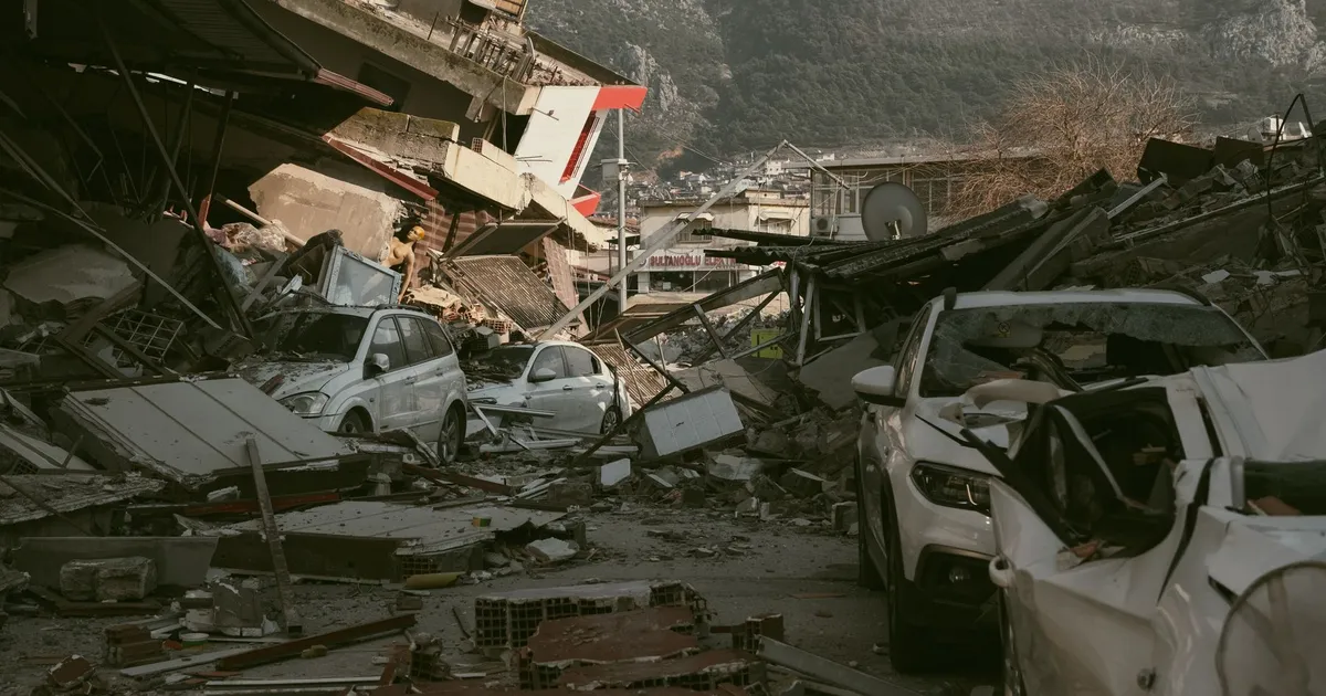 Danos de terremoto severos na Turquia, lembrando alerta na economia global e comércio internacional.