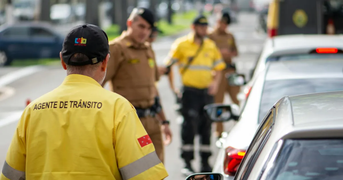 Agente de trânsito em Brasília gerencia tráfego, simbolizando controle e ordem em meio ao debate sobre terrorismo e crime ...