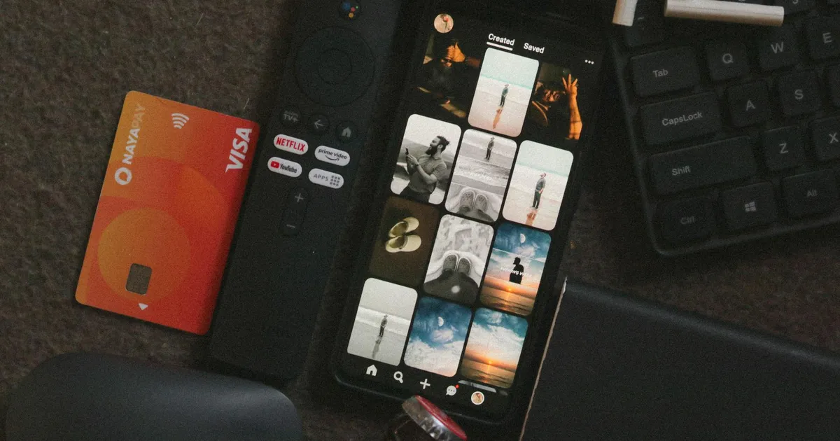 TikTok e fintech no Brasil: smartphone, cartão de crédito e gadgets. Pagamentos e crédito digital.