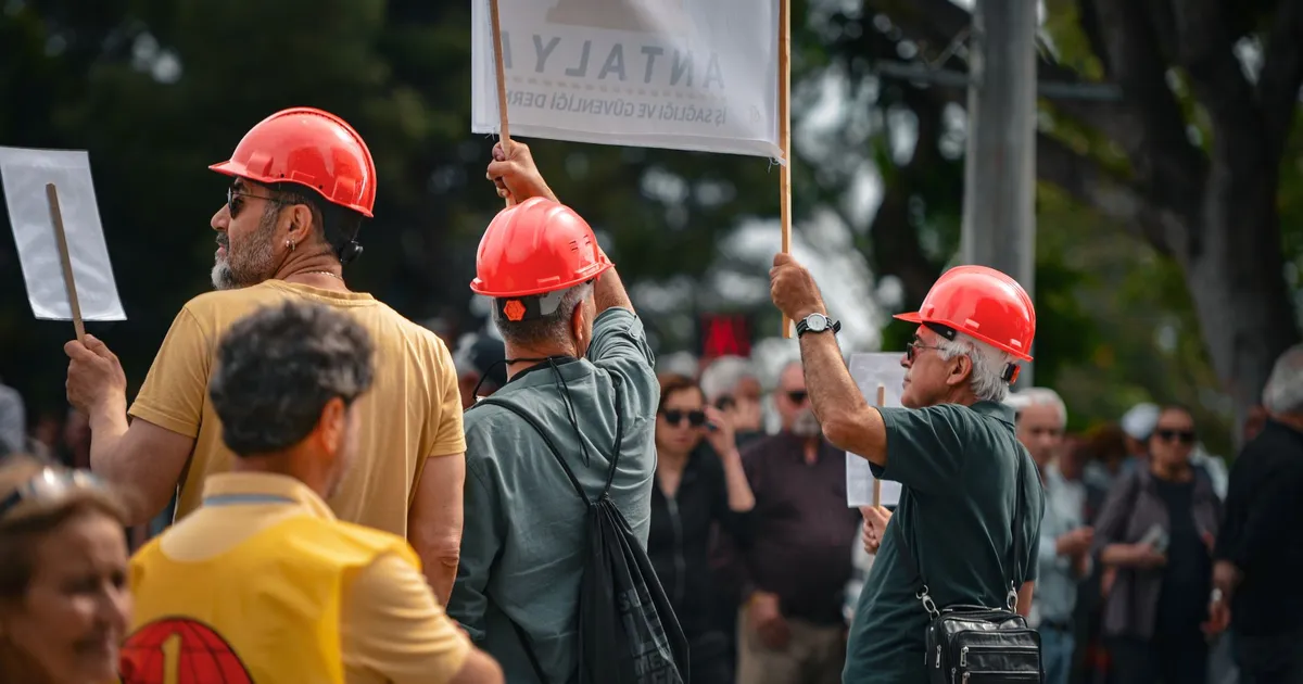 Trabalhadores da Volkswagen protestam contra demissões em Antalya, Turquia, freando plano de reestruturação.