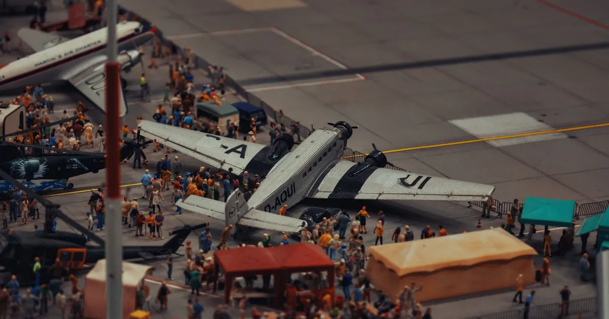 Miniaturas de aviões e pessoas em aeroporto lotado ilustram o tráfego da cocaína e seu custo oculto na economia do país.