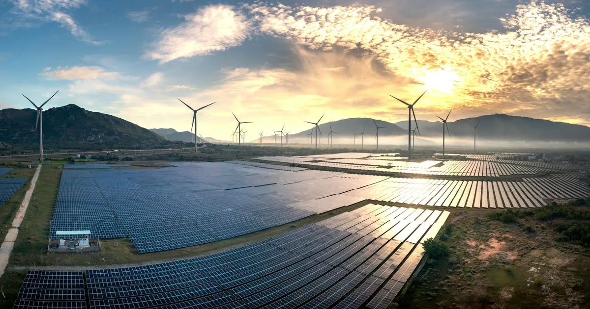 Painéis solares e turbinas eólicas ao nascer do sol, simbolizando a transição energética e energia limpa no Brasil.