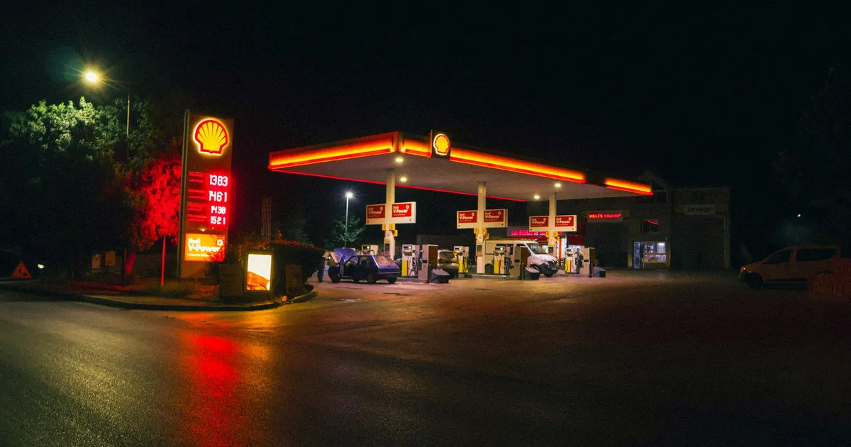 Posto de gasolina à noite ilumina preços de combustíveis e impacto no orçamento familiar no Brasil