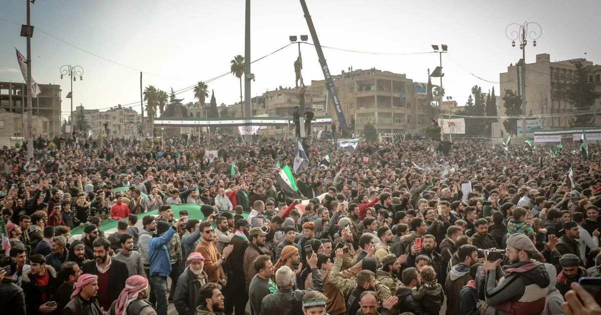 Protesto em Idlib, Síria, reflete tensão geopolítica afetando Ibovespa e preço do petróleo.