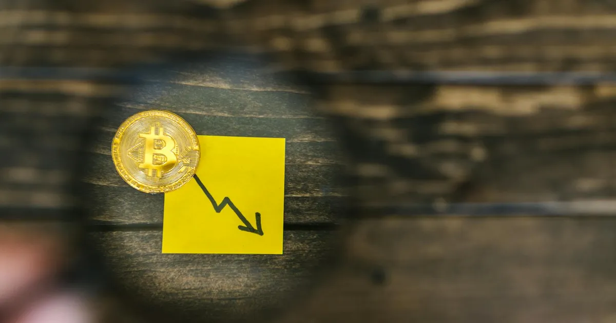 Prejuízo em criptomoedas da Trump Media: Bitcoin em queda e seta descendente impactam resultados financeiros.