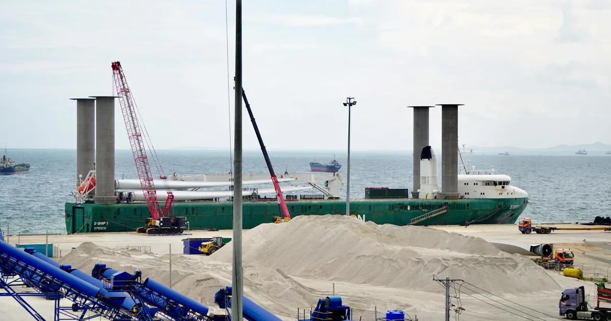 Porto industrial com navio de carga. Representa comércio global, tarifas e potencial investimento estrangeiro no Brasil.