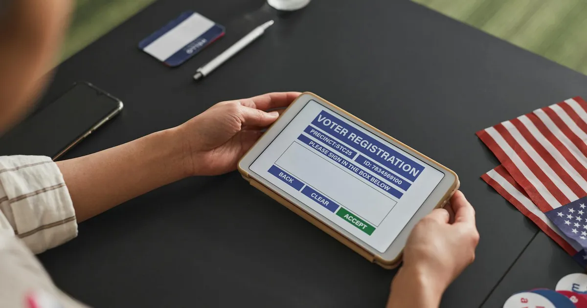 TSE: Registro digital de eleitores no tablet, destacando digitalização e combate à desinformação eleitoral.