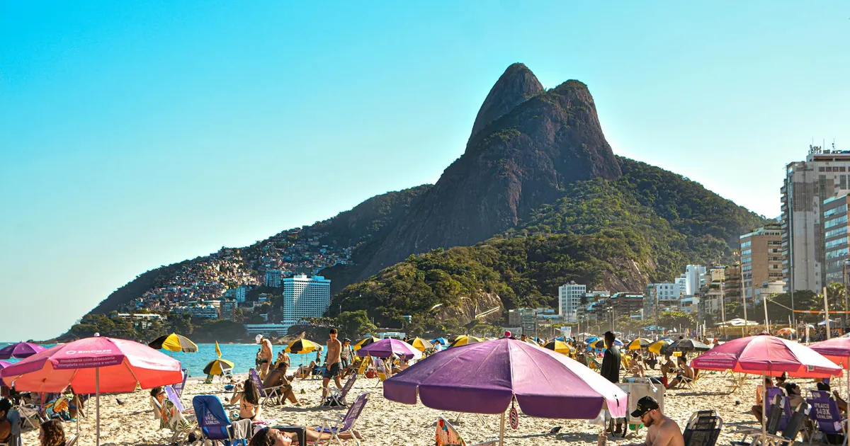 Ipanema vibrante: turismo recorde no Brasil em 2026. Praia e montanhas atraem gringos.