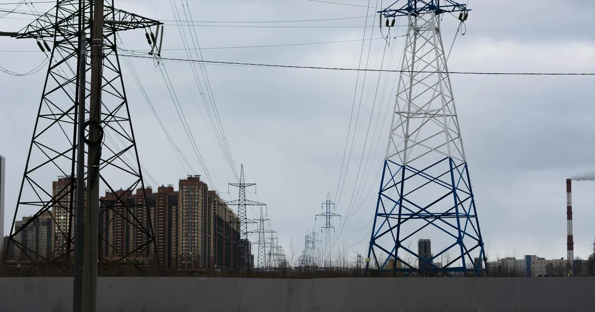 Usiminas e Isa Energia: torres de energia sob céu nublado. Análise de estratégia no Ibovespa.