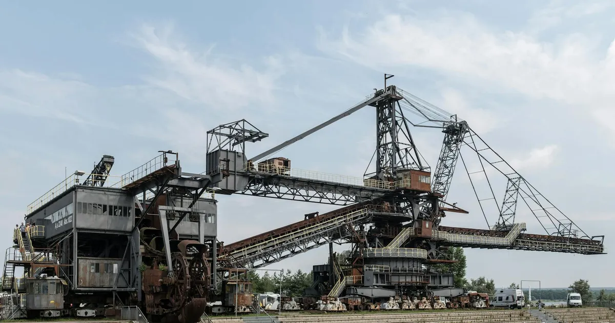 Vale: maquinário industrial em mineração, similar ao explorado pela Vale.