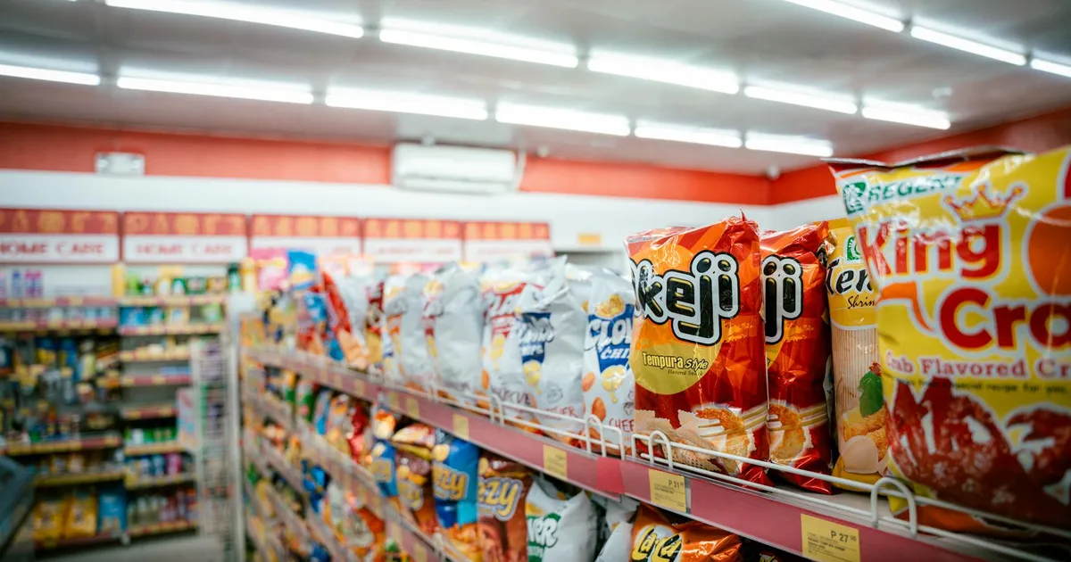 Pente-fino no PIS/Cofins impacta varejo alimentar: gôndola de snacks em supermercado. Assaí e Grupo Mateus sob análise.