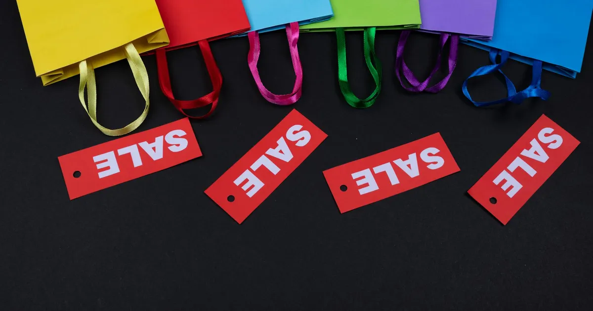 Sacos de compras coloridos com etiquetas de 