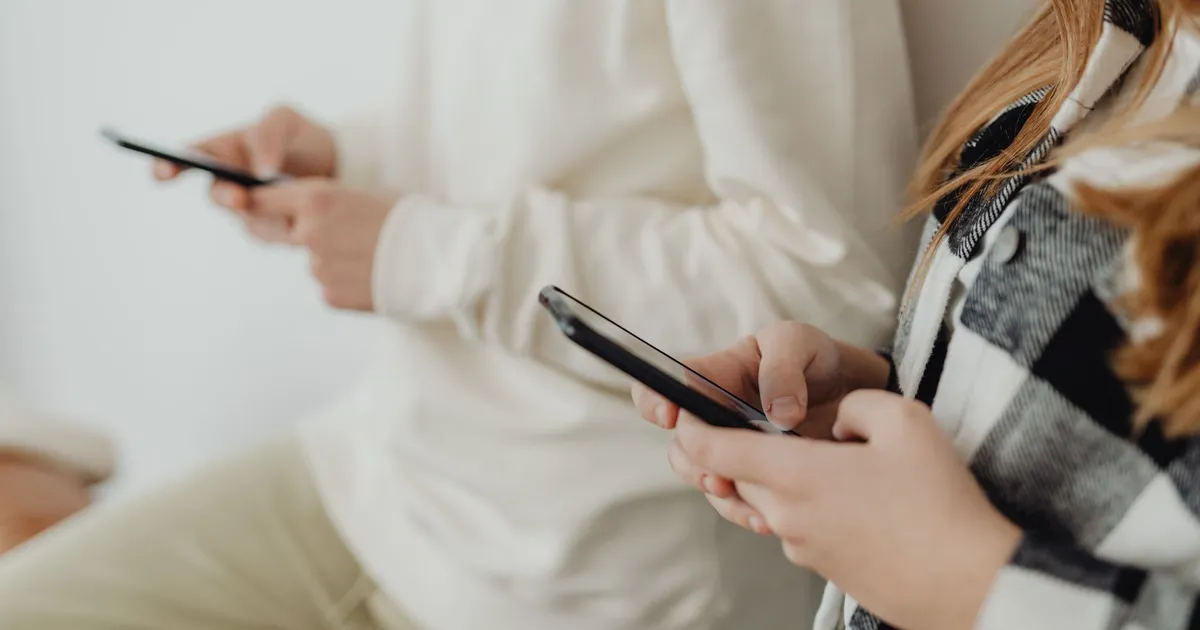 Menores no Vietnã usam redes sociais sob nova regulamentação de mídia digital.