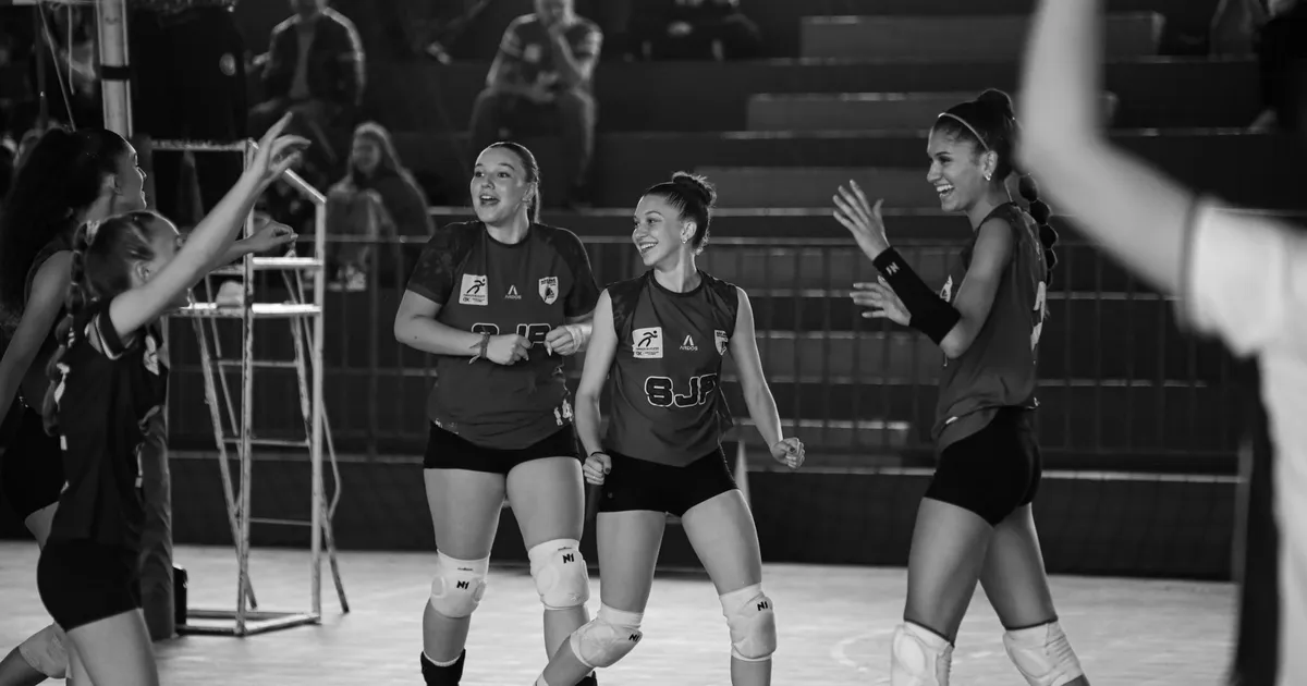 VNL: Time feminino celebra vitória, impulsionando economia do esporte e patrocínio.