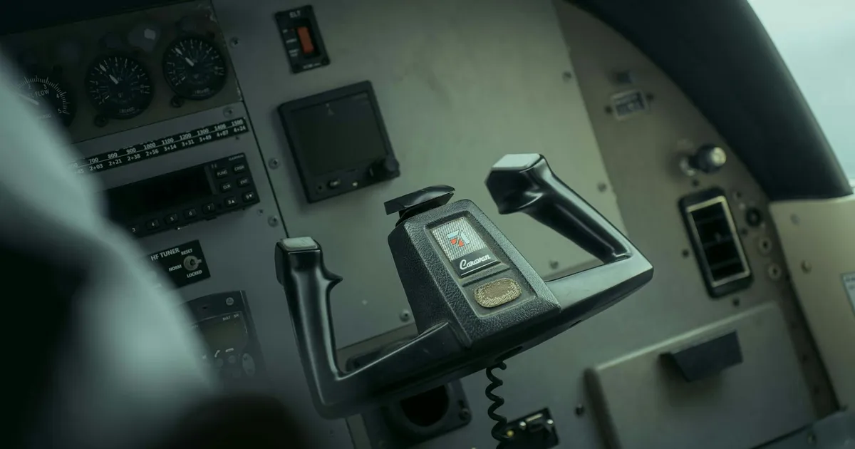 Painel de controle de cockpit Latam: custo combustível e redução voos aumentam preço de passagens aéreas.