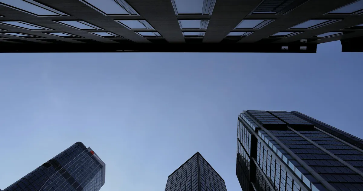 Wall Street em alerta: Arranha-céus refletem incertezas da inflação EUA e tensões no mercado financeiro.