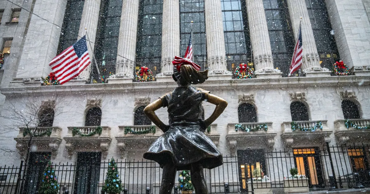 Estátua Fearless Girl na Bolsa de Valores de Nova York, impulsionando mercados de Wall Street e tecnologia.