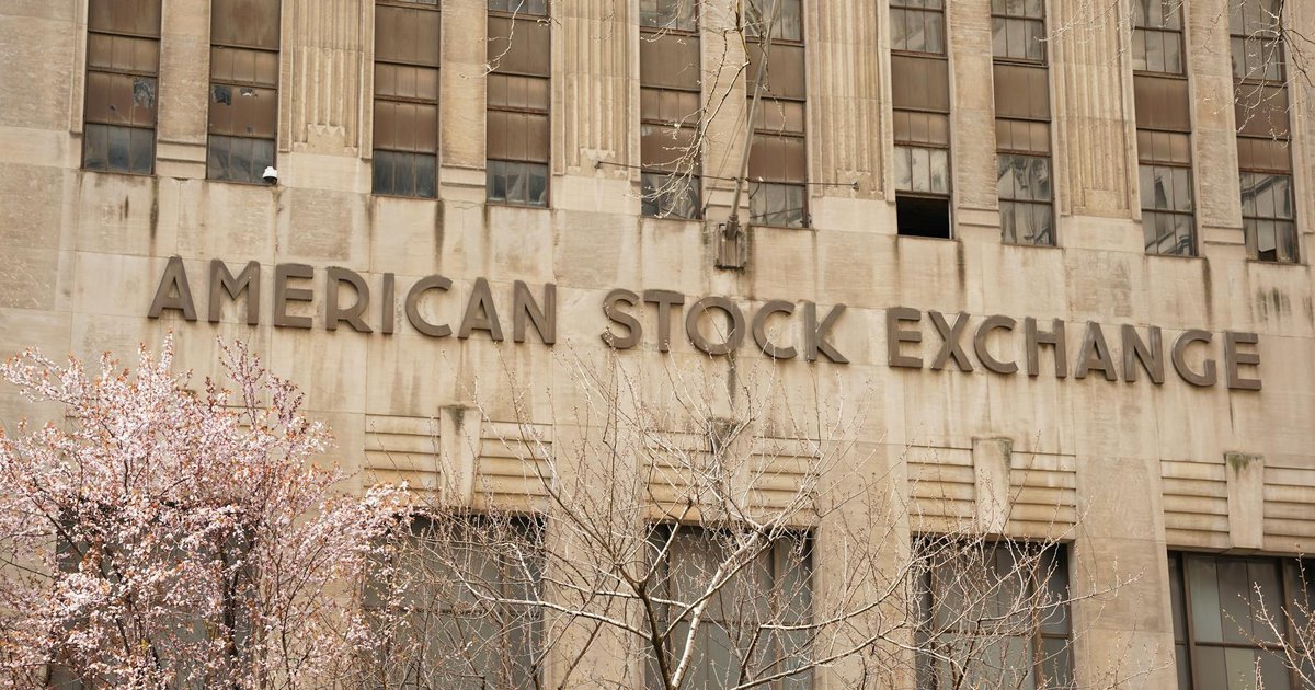 American Stock Exchange em NY: humor do mercado global influenciado por tecnologia, bancos e inflação.