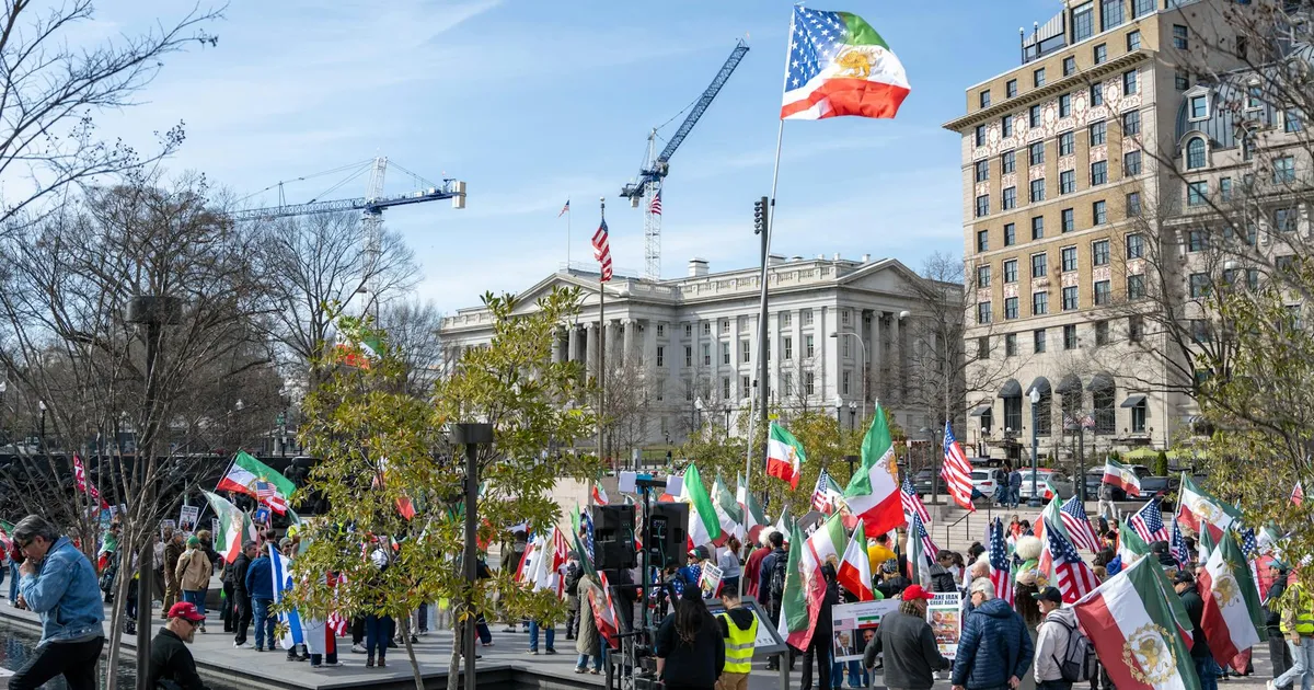 Protesto em Washington: manifestantes defendem reforma no STF e fim da corrupção, ecoando proposta de Zema.